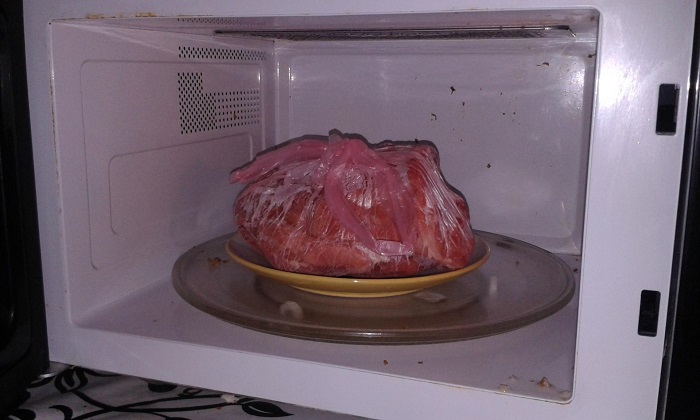 Замороженное мясо прогревается в микроволновке неравномерно. / Фото: legkovmeste.ru