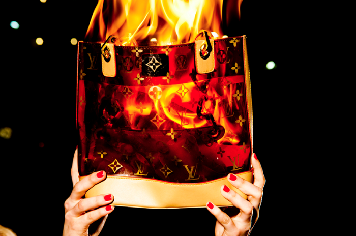 Louis Vuitton в конце каждого года сжигает непроданные сумки. / Фото: guyhepner.com