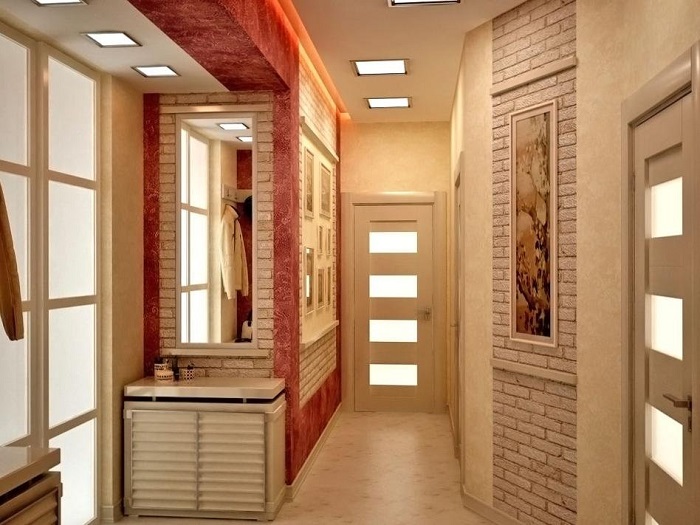 При отделке стен лучше комбинировать разные материалы. / Фото: roomester.ru