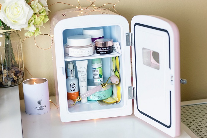 В мини-холодильник стоит положить средства, которые используются охлажденными. / Фото: vplate.ru