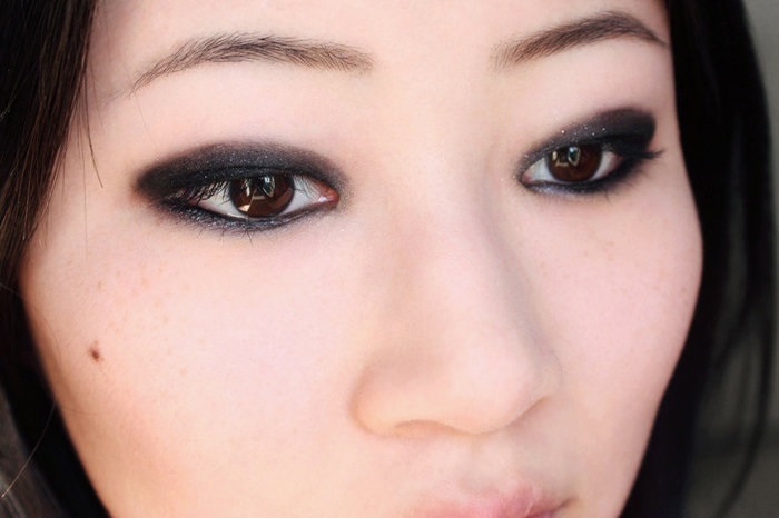 Дымчатый макияж можно сделать при помощи черного карандаша. / Фото: Pinterest.ru