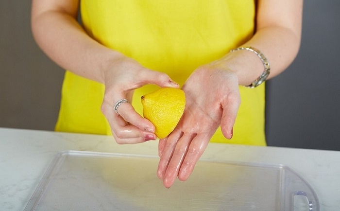 Натрите ладони половиной лимона. / Фото: retete-usoare.info