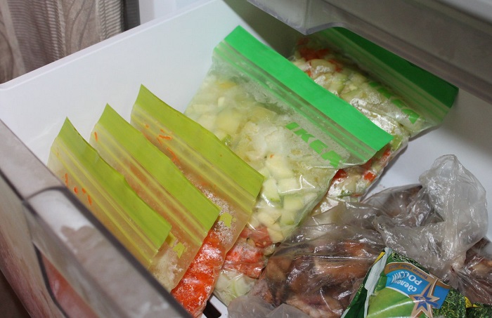 Зип-пакеты занимают минимум места в морозилке. / Фото: irecommend.ru