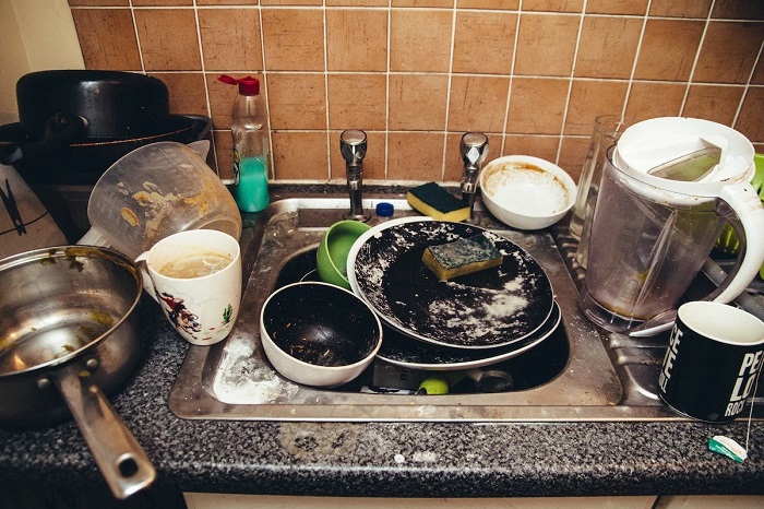 Гора посуды в раковине приводит в ужас. / Фото: fb.ru