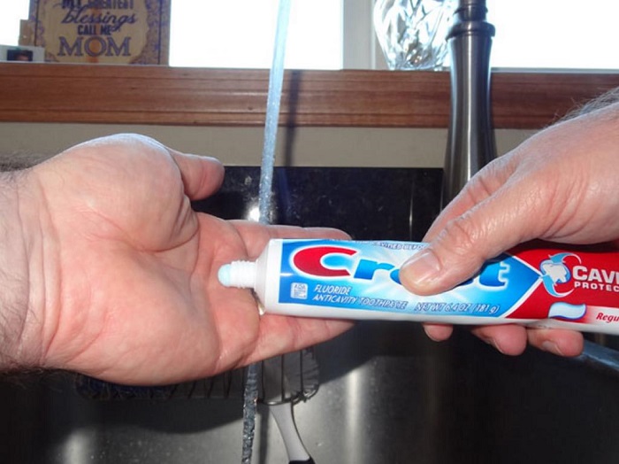 Зубная паста подарит рукам приятный аромат. / Фото: news.myseldon.com
