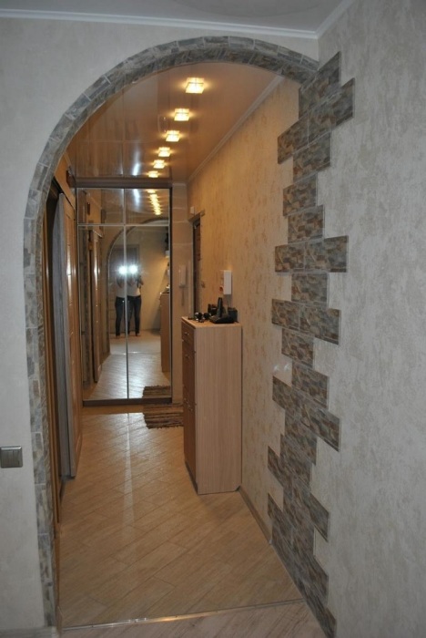 В узкой комнате лучше избегать дверей, оформляя вместо них арки. / Фото: bestmebelik.ru