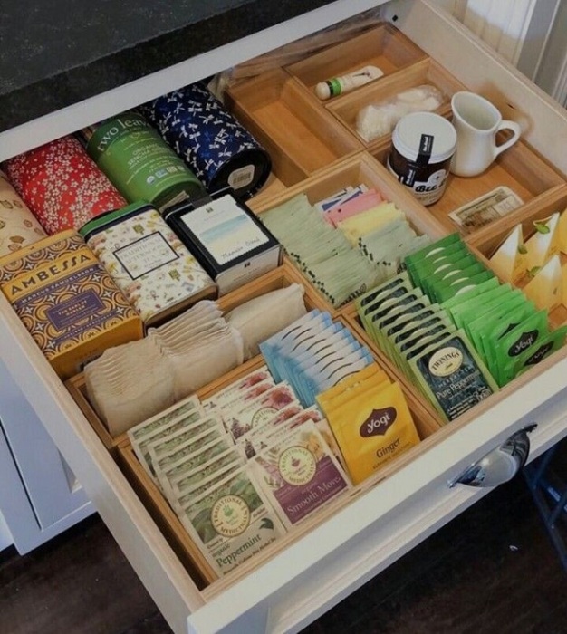 В кухонных шкафчиках не должно быть просроченных продуктов. / Фото: pinterest.ru