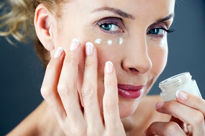 Гепариновая мазь поможет только для борьбы с небольшими гематомами на лице. / Фото: zen.yandex.ru