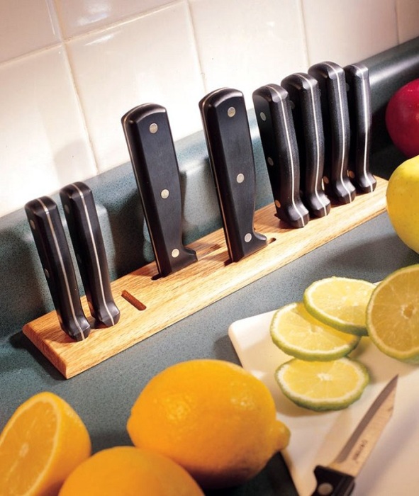 На кухне не нужно слишком много ножей. / Фото: kitchensinteriors.ru