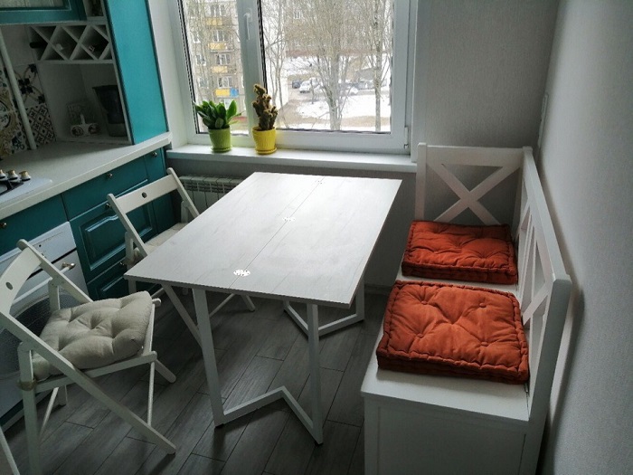 Стол и стулья можно сложить