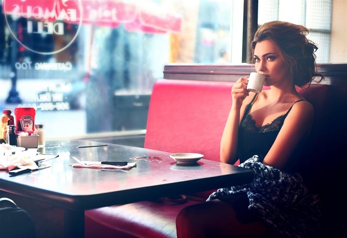 Одинокие девушки никуда не торопятся и могут часами сидеть в кафе. / Фото: zen.yandex.ru