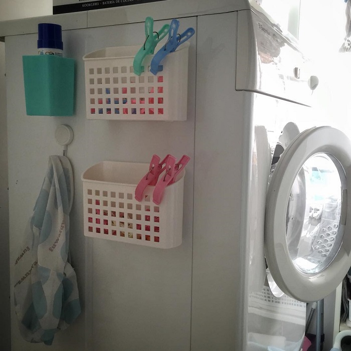 Контейнеры на боковой стене стиральной машины. / Фото: ivd.ru