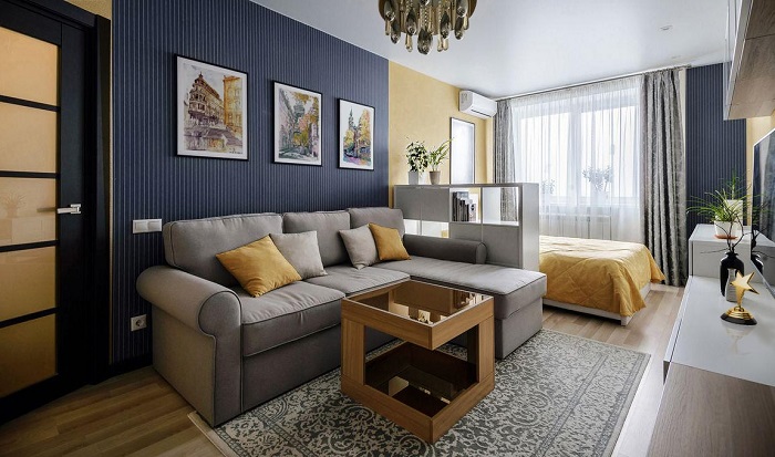 Отделите диван и кровать стеллажом. / Фото: decorationinfo.ru