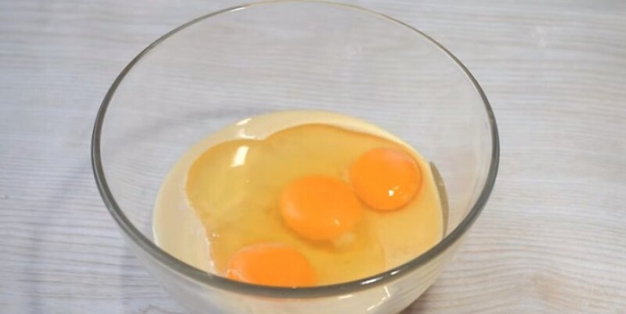 Яйца нужно разбивать в отдельную емкость, чтобы в тесто не попала скорлупа. / Фото: willcomfort.ru