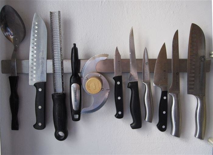 Хранение ножей при помощи магнитного держателя. / Фото: Pinterest.ru