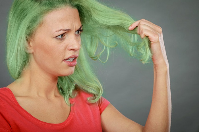 Если неправильно осветлить пряди и подобрать краску, волосы могут получиться зелеными. / Фото: profi.ru