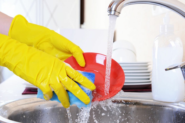 Губки для мытья посуды нужно менять раз в неделю. / Фото: zen.yandex.ru