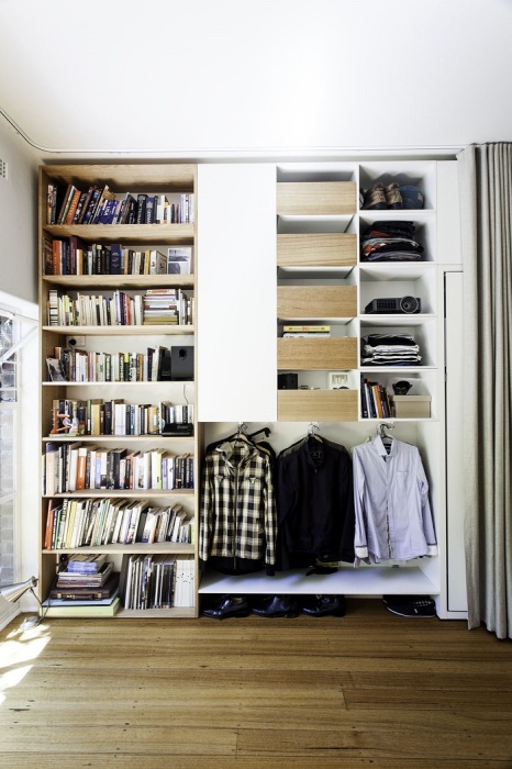 Все вещи можно хранить в одном шкафу в нише, разделив ее на секции. / Фото: happymodern.ru
