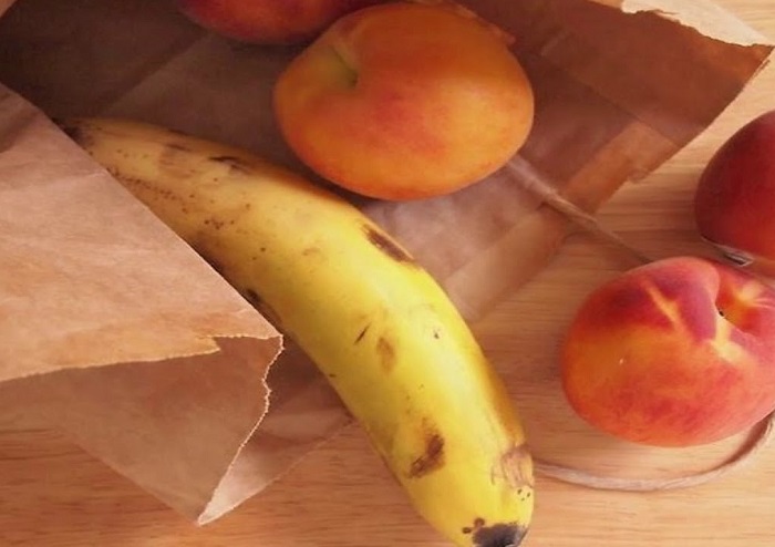 Бананы помогут персикам быстрее дозреть. / Фото: artfile.ru