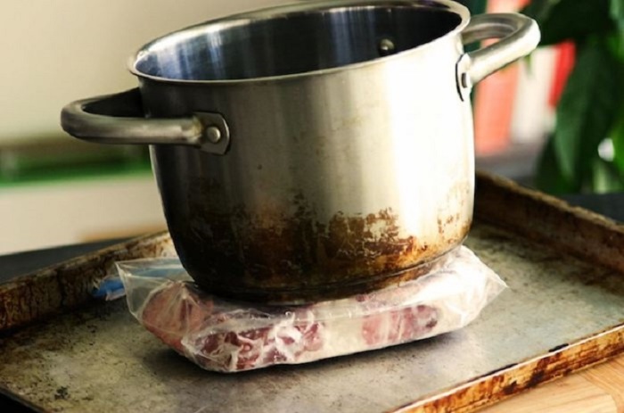 Мясо можно разморозить при помощи противня и кастрюли с водой. / Фото: sovkusom.ru