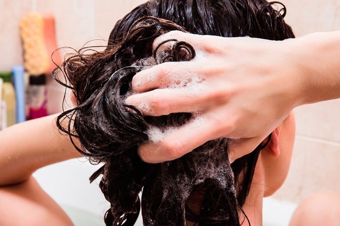 Нельзя мыть голову каждый день, чтобы не устранять защитный слой. / Фото: medaboutme.ru