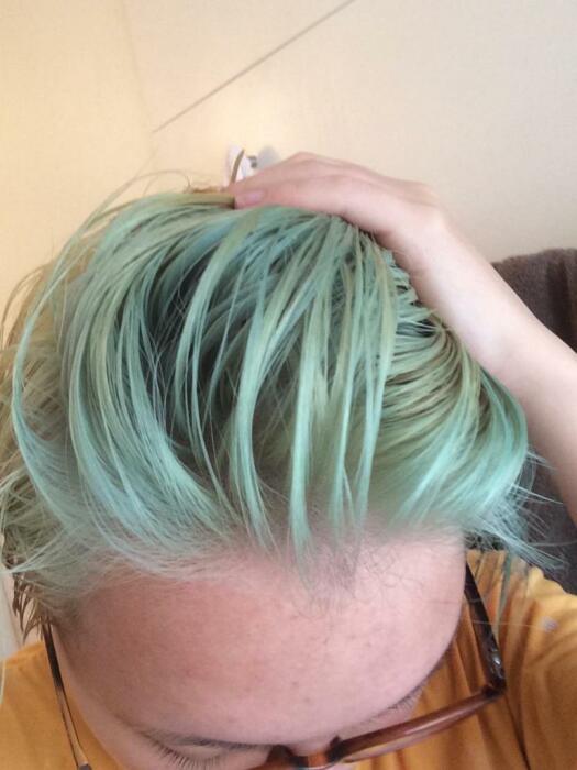 При неправильном выборе краски волосы могут стать зелеными. / Фото: shpilki.net