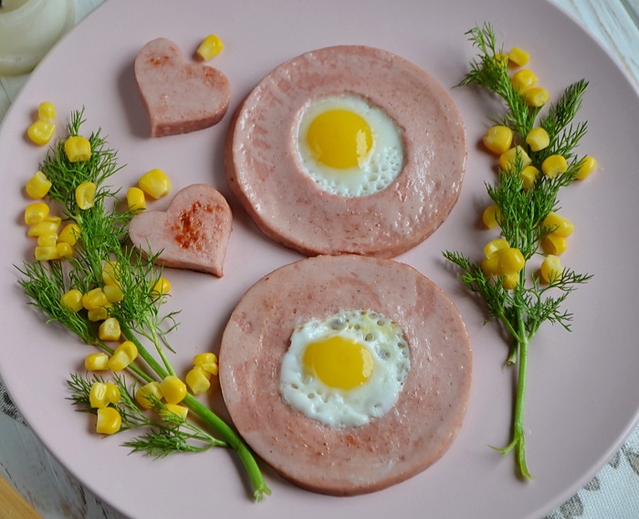 Необычное блюло получится, если вбить яйцо в кружочек колбасы. / Фото: privately.ru