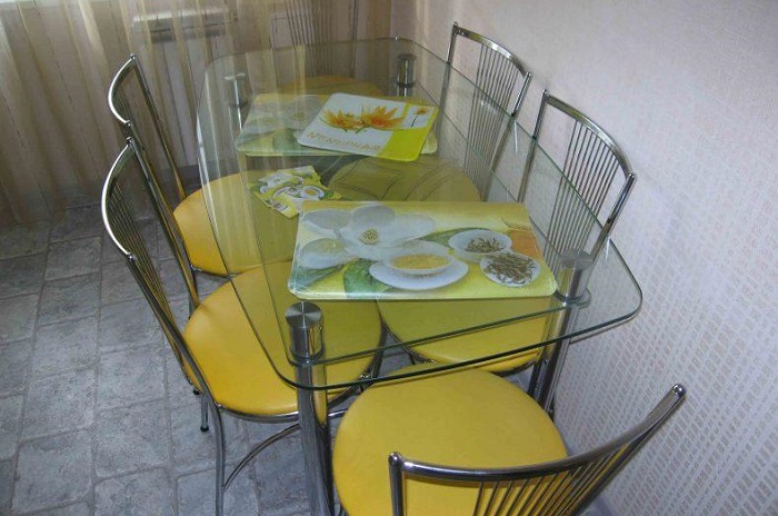 Стеклянный стол с яркими стульями. / Фото: mebel-gu.ru