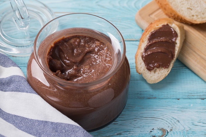 Шоколадную пасту с орехами можно приготовить за 10-15 минут. / Фото: eda-menu.ru