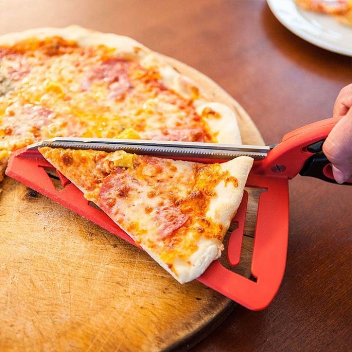 Ножницы для резки пиццы позволяют отрезать ровный, аккуратный кусочек. / Фото: vplate.ru