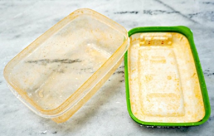 Если контейнер покрылся слоем жира, который не отмывается, ему не место на вашей кухне. / Фото: syl.ru