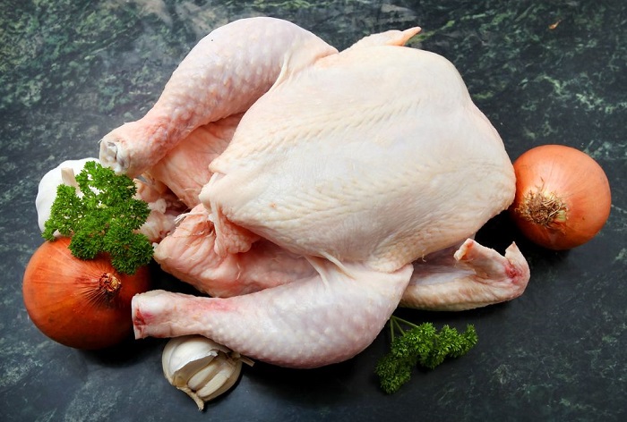 Лучше покупать курицу целиком, так получится приготовить больше блюд. / Фото: fb.ru