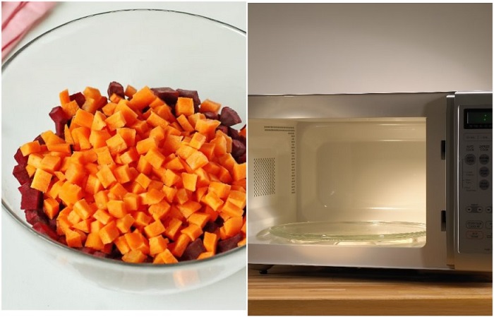 Нарежьте овощи кубиками и отправьте в пакете в микроволновку