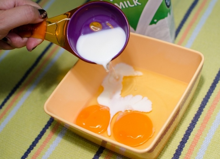 Если добавить яйца в молоко, на пышность омлета это не повлияет. / Фото: povar.ru