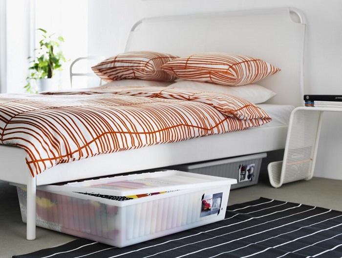 Под кроватью можно хранить ящик с постельным бельем. / Фото: Folksland.net