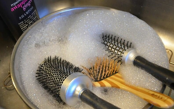 Расчески нужно мыть в мыльном растворе раз в неделю. / Фото: elle.ru