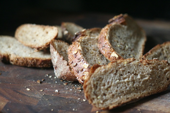 Черствый хлеб - отличная основа для гренок и тостов. / Фото: lifehacker.ru