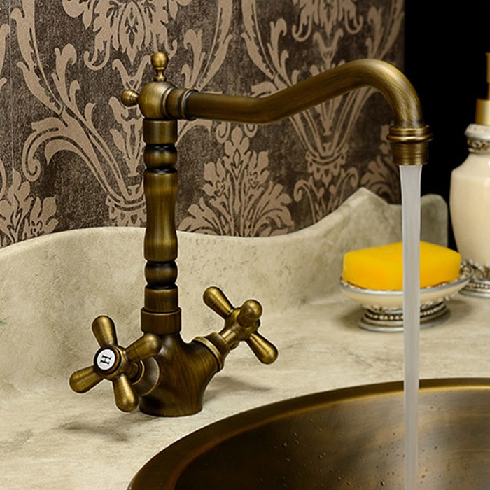 Винтажный кран будет отлично смотреться в ванной в стиле минимализм. / Фото: dizainexpert.ru
