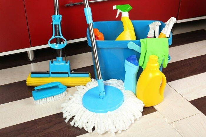 Инструменты для уборки лучше очищать сразу после наведения порядка. / Фото: sdelai-lestnicu.ru