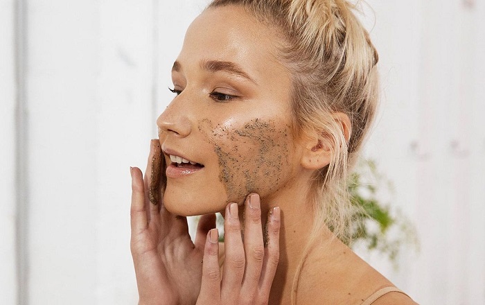 Перед макияжем следует отшелушить кожу мягким скрабом. / Фото: syl.ru
