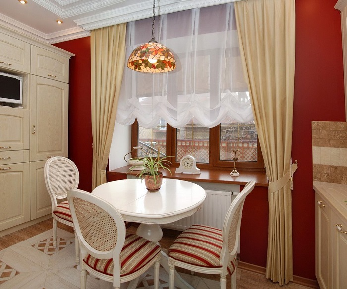 Цвет штор подбирайте в зависимости от общей цветовой гаммы кухни. / Фото: roomester.ru
