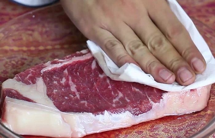 Мясо можно высушить обычным бумажным полотенцем. / Фото: povar.ru