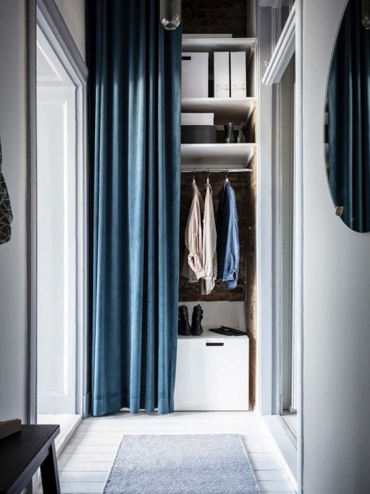 Вместо шкафа можно оборудовать полки со шторой. / Фото: design-homes.ru