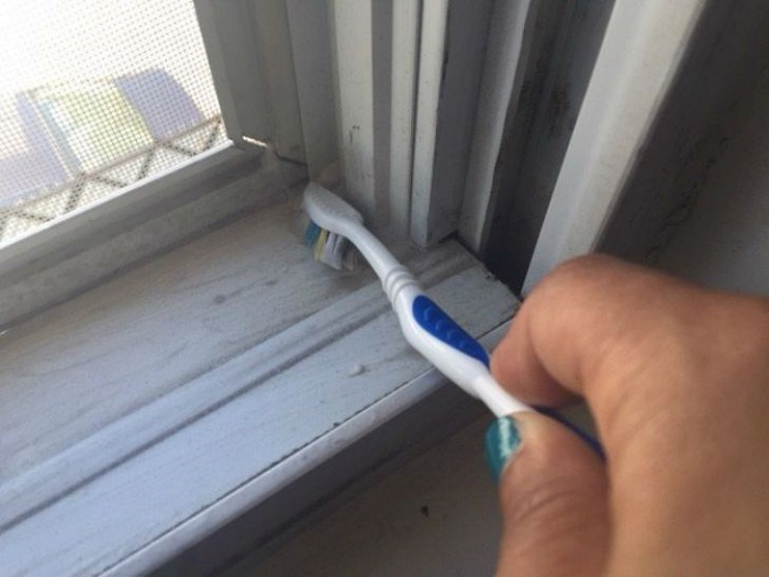 Насыпьте соду на окно и протрите зубной щеткой. / Фото: pinterest.com