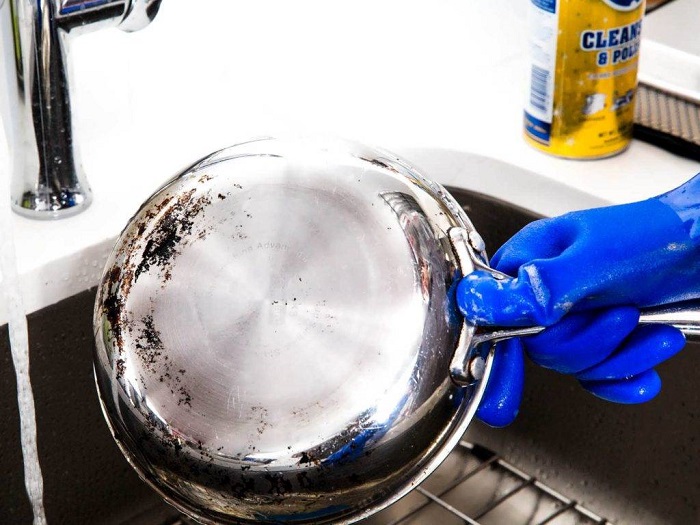Алюминиевую посуду с пятнами лучше отставить в сторону. / Фото: sdelai-lestnicu.ru