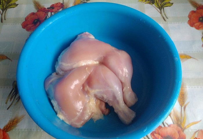 Снимать кожу с курицы нужно перед подачей. / Фото: mirtesen.ru