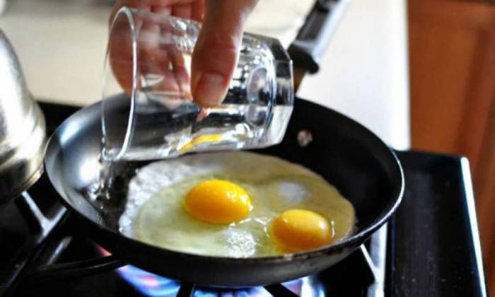 Чтобы яичница была нежнее, добавляйте воду. / Фото: pinterest.ru