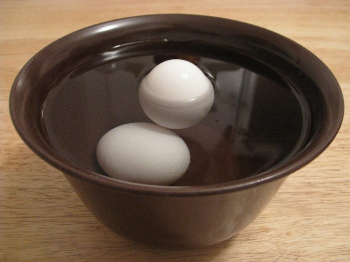 Холодная вода не поможет яйцам, если они были сварены не по технологии. / Фото: 4tololo.ru