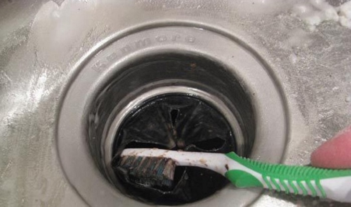 Зубной щеткой легко мыть кухонную мойку. / Фото: takprosto.cc