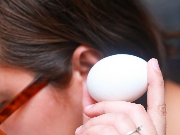 Встряхните яйцо, если хотите проверить его на готовность. / Фото: 1kyra.ru